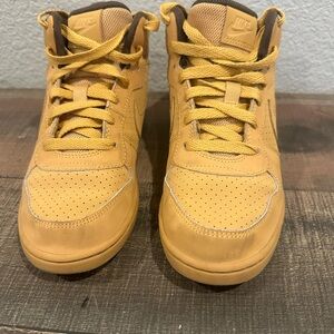 Nike Court Borough Mid Winter Wheat